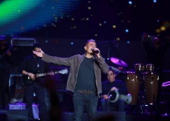 عمرو دياب يُطلق أغنيته الجديدة على مسرح ابو بكر سالم