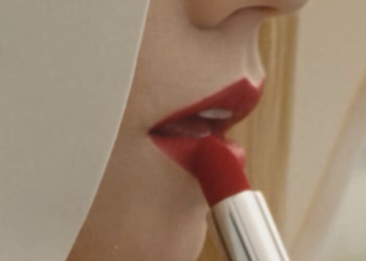 من هي تلك الفتاة في المرآة؟