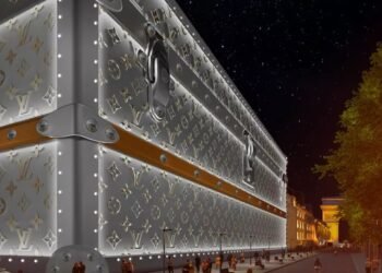 ماذا يخبىء وراءه صندوق  Louis Vuitton على الشانزليزيه؟