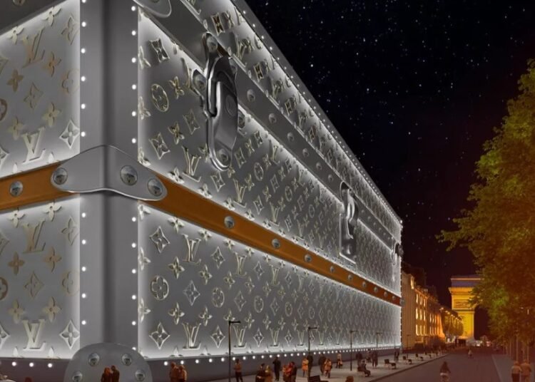 ماذا يخبىء وراءه صندوق  Louis Vuitton على الشانزليزيه؟