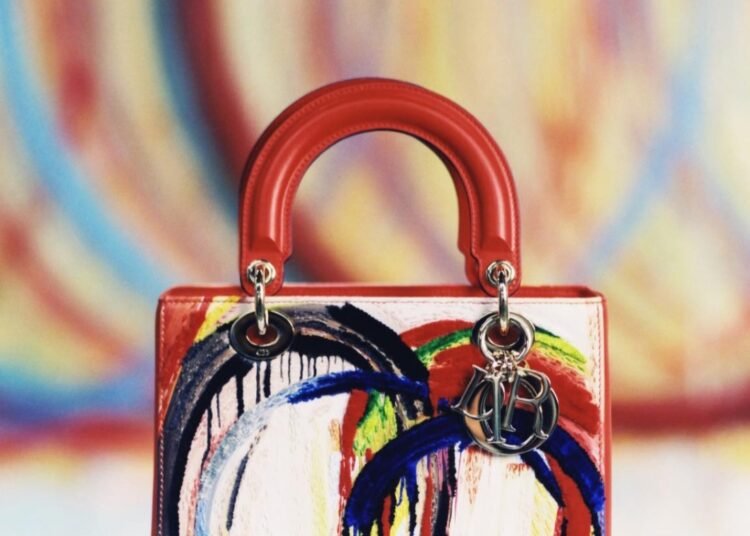 الإصدار الثامن من حقائب “#LadyDior” مستخرج من جذور جنّة رومانية