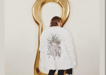 جينيفير لوبيز ترتدي 7000 وردة في باريس