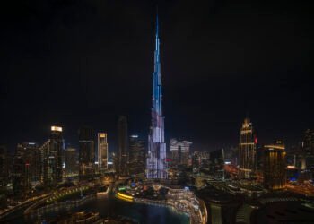 برج خليفة يتألق احتفالاً بإطلاق الهوية المميزة لمطار زايد الدولي