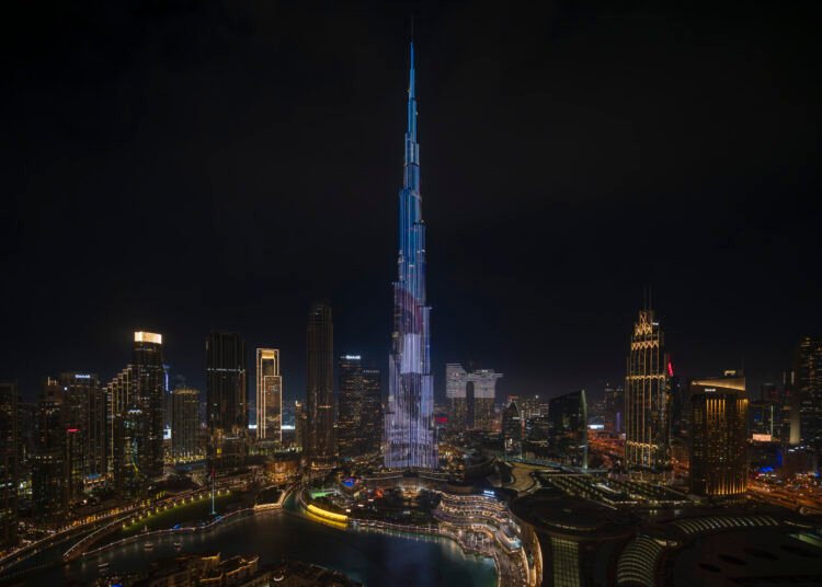 برج خليفة يتألق احتفالاً بإطلاق الهوية المميزة لمطار زايد الدولي