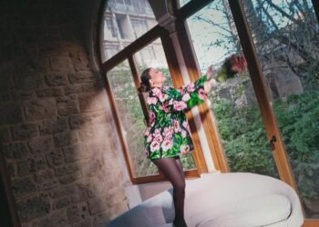 الأسود يهيمن على إطلالات عيد الحب