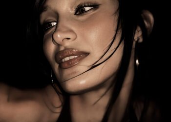 شارلوت تيلبوري تتخلّى عن بيلّا حديد