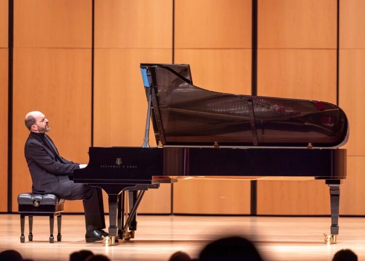 عازف البيانو كيريل غيرستين يقدم أمسية لا تنسى في أبوظبي