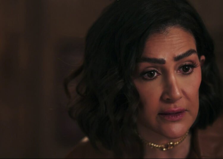 غادة عبد الرازق منهمكة بـ “صيد العقارب”