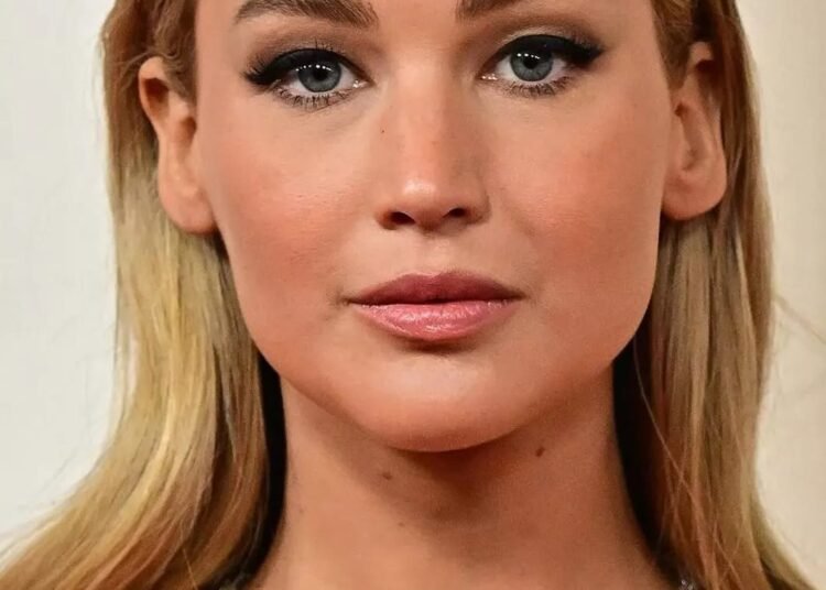 جنيفر لورانس تتألّق بفستان من ديور في الأوسكار