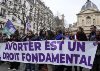 فرنسا أوّل دولة في العالم تدرج حق الإجهاض في دستورها
