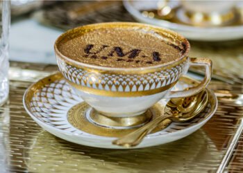 قهوة ممزوجة بالذهب في برج العرب