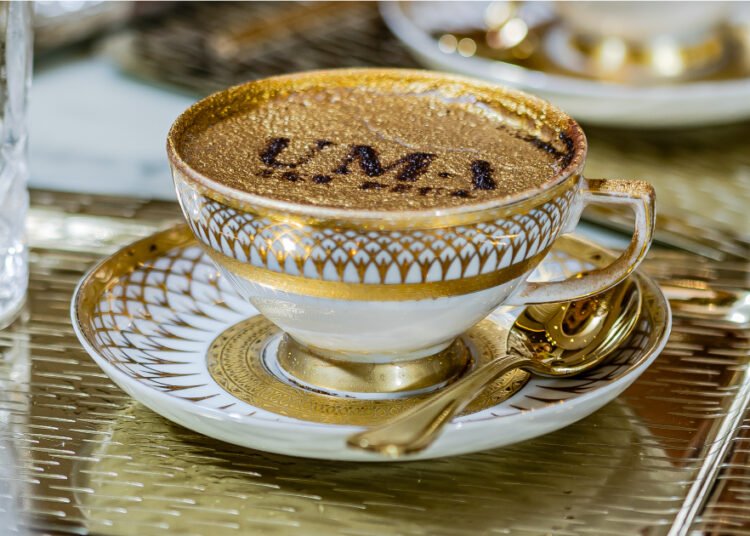 قهوة ممزوجة بالذهب في برج العرب