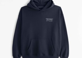 أول تشكيلة أزياء من  أبركرومبي أند فيتش باللغة العربية