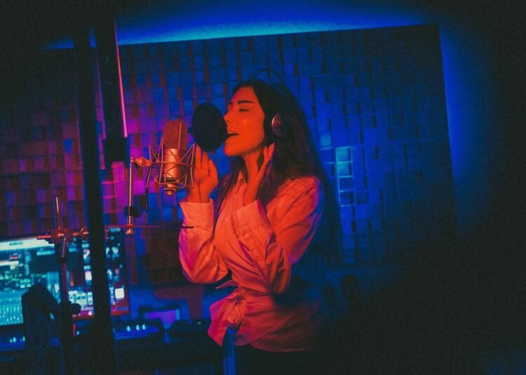 نجوى كرم تحمّس جمهورها: “تعا نقعد”