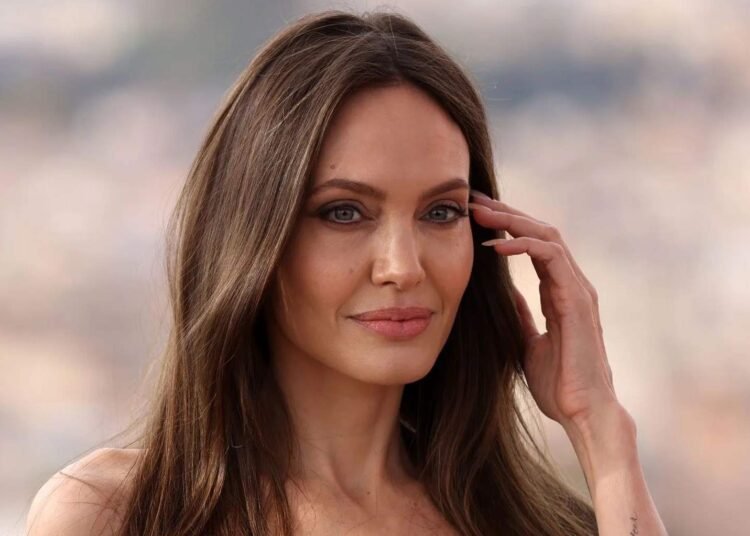 ظهور نادر لـ أنجلينا جولي وابنها.. هكذا بديا