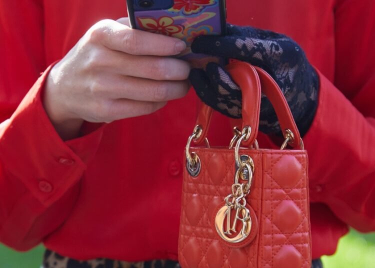 فضيحة تطال أهم شركات حقائب اليد في إيطاليا.. تستغل عمالها وتقرير يكشف المستور!