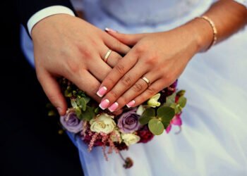 فنانة مصرية شهيرة تدخل القفص الذهبي وهذه هوية العريس