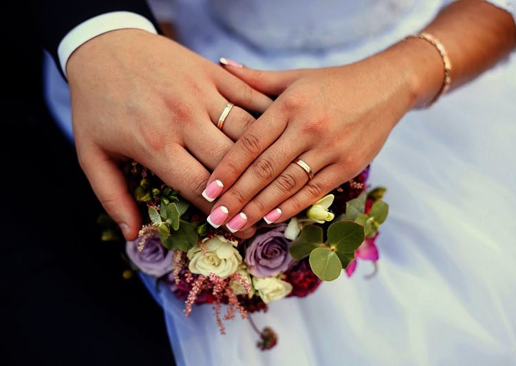 فنانة مصرية شهيرة تدخل القفص الذهبي وهذه هوية العريس