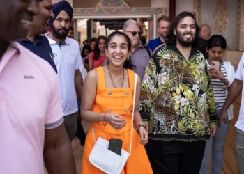 اول ظهور لـ أنانت أمباني وراديكا ميرشانت من شهر العسل في باريس