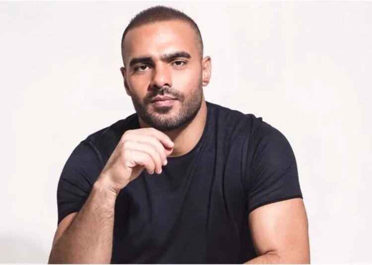 معجبة تقبّل جوزيف عطية أمام الجميع خلال حفله في سوريا