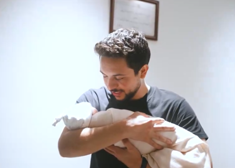 اليكم الهدية التي قدمها الأمير الحسين يوم ولادة ابنته الأولى الاميرة ايمان