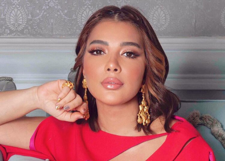 صورة لـ أصالة في ساحة “تايمز سكوير” وهي تعلق بتأثر