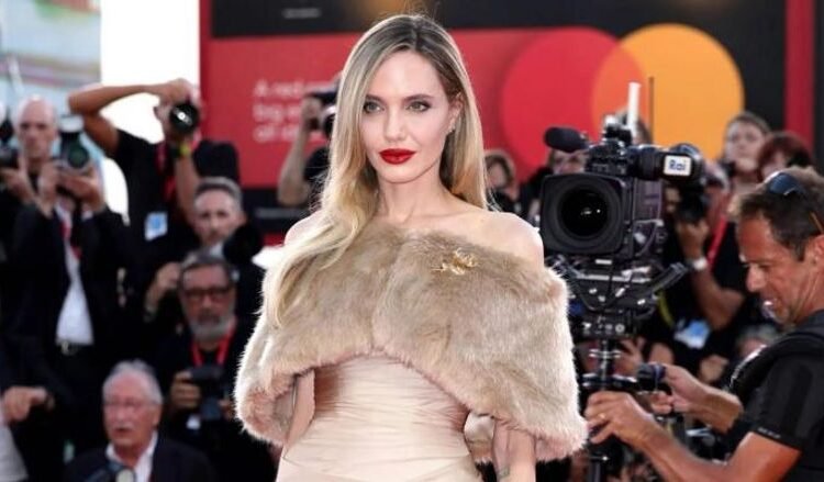 انجلينا جولي تخطف الانظار في مهرجان فينيسيا العالمي