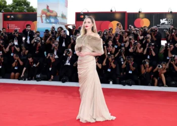 مجوهرات انجلينا جولي  على السجادة الحمراء تتصدر حديث المتابعين