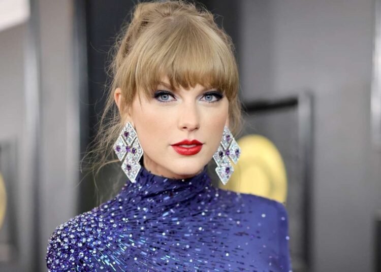 تايلور سويفت ترتدي من تصاميم زهير مراد في احدث ظهور لها