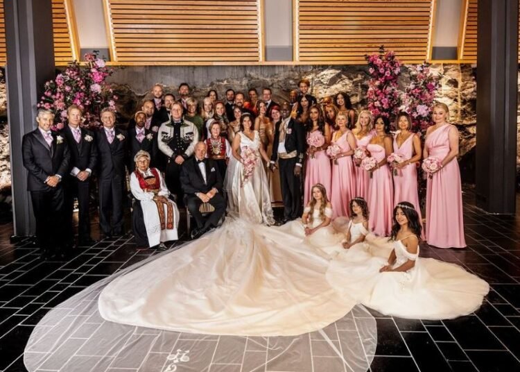 شاهدوا الصور الأولى من زفاف أميرة النرويج مارثا لويز والاميركي دوريك فيريت