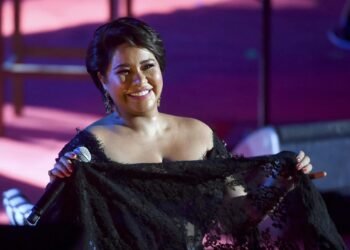 شيرين عبد الوهاب تفاجئ الجميع في احدث ظهور لها برفقة محاميها