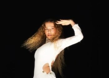 كريس مارتن يدعو اليانا الى المسرح وهكذا علقت