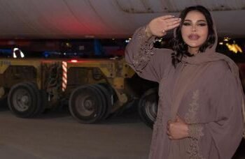أحلام الشامسي تحتفل بوصول طائرات موسم الرياض على طريقتها