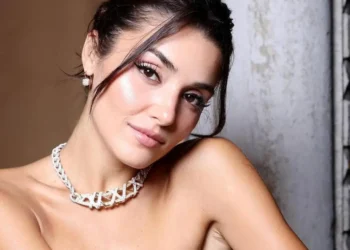 هاندا أرتشيل تتألق بفستان من توقيع ايلي صعب في مهرجان فينيسيا السينمائي