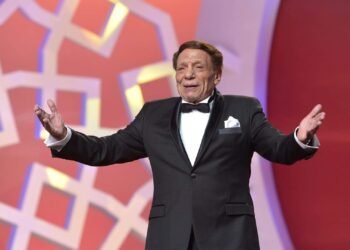 صحة عادل امام تقلق المتابعين وهذا ما تم كشفه