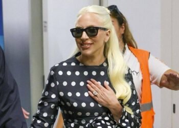 ليدي غاغا تستعرض خاتم خطوبتها