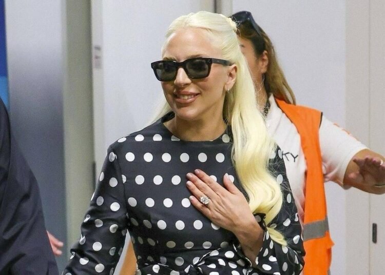 ليدي غاغا تستعرض خاتم خطوبتها