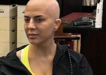 إعلامية لبنانية تفاجئ الجميع بظهورها حليقة الرأس وتوجه رسالة مؤثرة