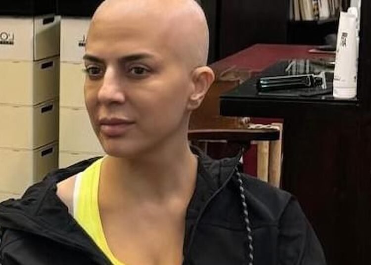 إعلامية لبنانية تفاجئ الجميع بظهورها حليقة الرأس وتوجه رسالة مؤثرة