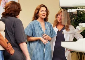 ممثلة أميركية شهيرة تخضع لفحص سرطان الثدي امام الكاميرا