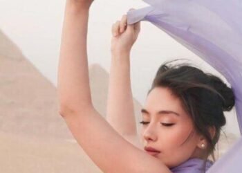 نسليهان أتاغول تستعرض حملها أمام أهرامات مصر