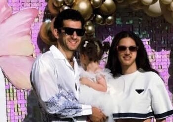 مراد يلدريم يكشف لاول مرة عن ملامح ابنته.. جمالها حديث الجمهور