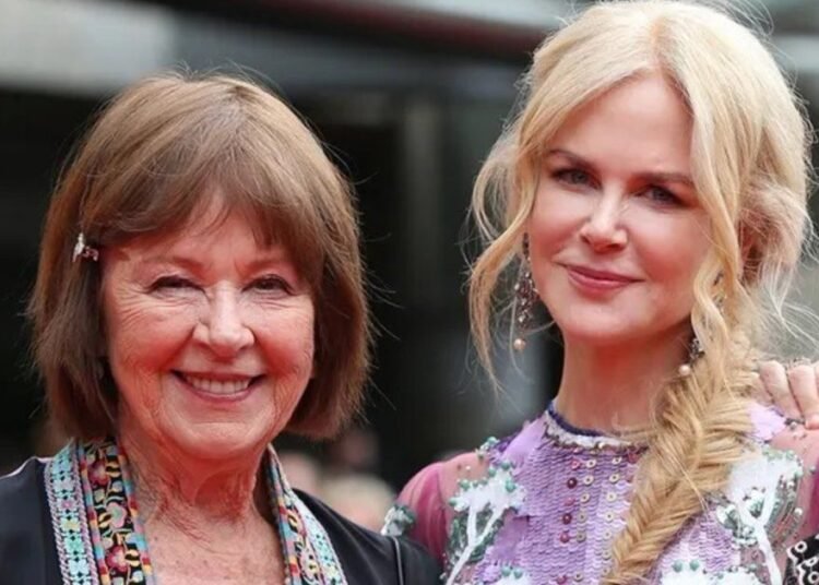 نيكول كيدمان تشيع والدتها بعد شهر على وفاتها