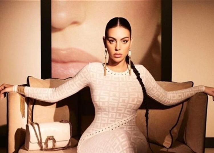 جورجينا رودريغيز تلفت الانظار بفستان بتصميم غريب