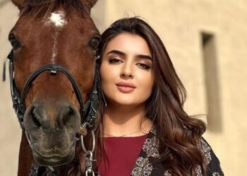 ابنة الشيخة مهرة تلفت الانظار والجمهور يشبهها بوالدها الشيخ مانع آل مكتوم