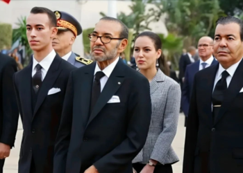 ظهور نادر لابنة ملك المغرب محمد السادس وهي تستقبل إيمانويل ماكرون برفقة والدها