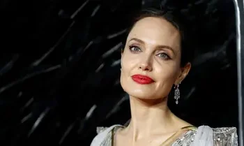 هل دخلت انجيلينا جولي في علاقة غرامية جديدة؟