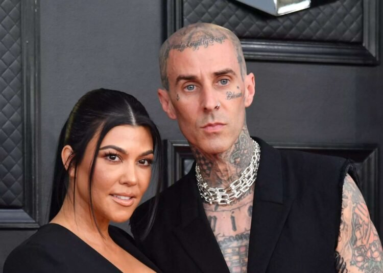 الشرطة تراقب منزل كورتني كارداشيان وترافيس باركر.. ما القصة؟