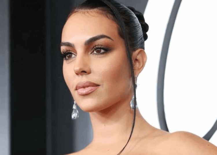 جورجينا رودريغيز تستعرض مهارتها في الطبخ