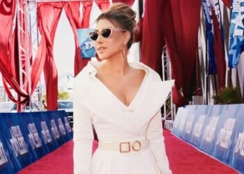 نجوى كرم تطل بالأبيض وتلفت الأنظار بجمالها